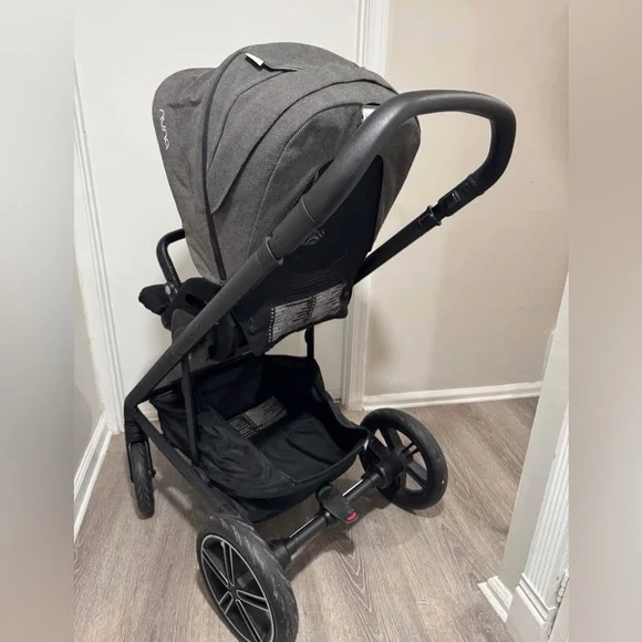 Nuna mixx Black and Gray Stroller in Excellent condition. - Picture 5 of 13